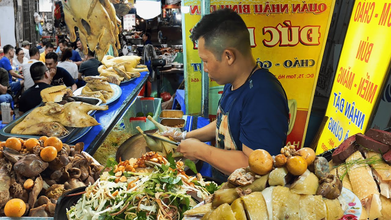 Мастерство ножа этого уличного повара делает утиный салат идеальным