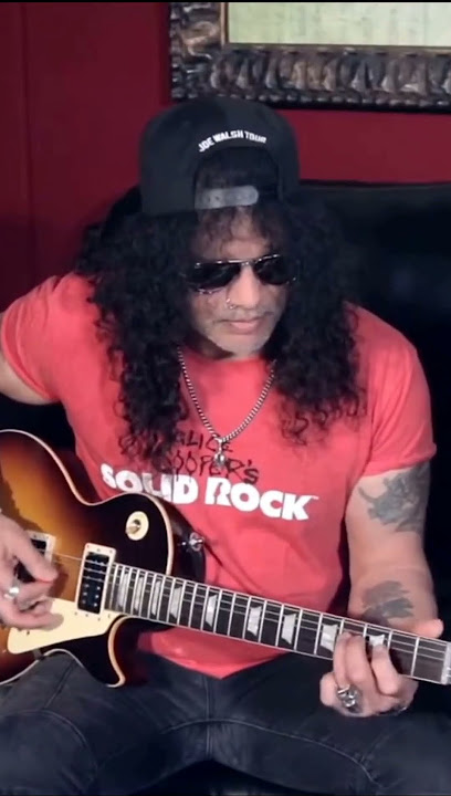 SLASH EXPLAINS HOW TO PLAY 'WELCOME TO THE JUNGLE'