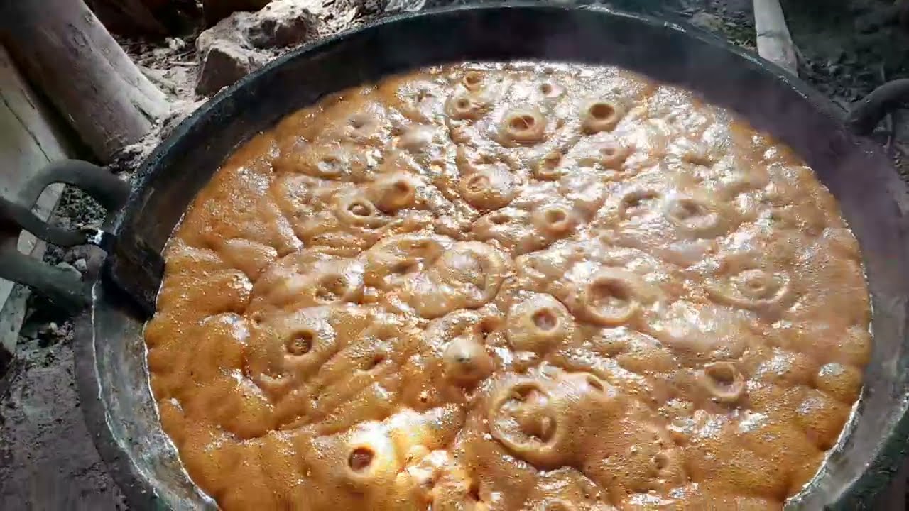 memasak gula merah dari air nira kelapa, tidak mudah untuk mendapat kan kualitas gula yang bagus
