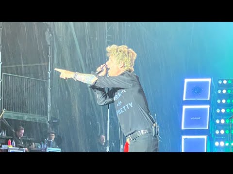 Amazing timing - Green Day at Download Festival  cue the rain for “Wake Me up When September Ends”