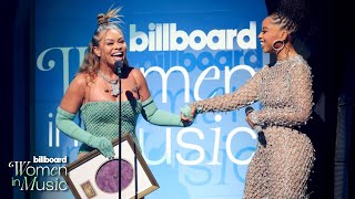 Latto Accepts the Powerhouse Award At Billboard Women In Music Award 2023 Resimi