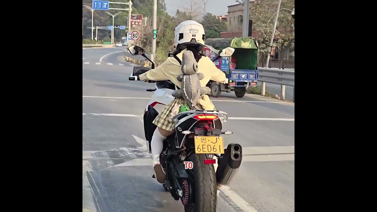 Problems a short person encounters when riding a big motorcycle.#pets  #cute #shorts