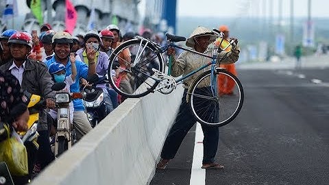 Dân ùn ùn kéo lên đi thử cầu Vàm Cống- Dân miền Tây