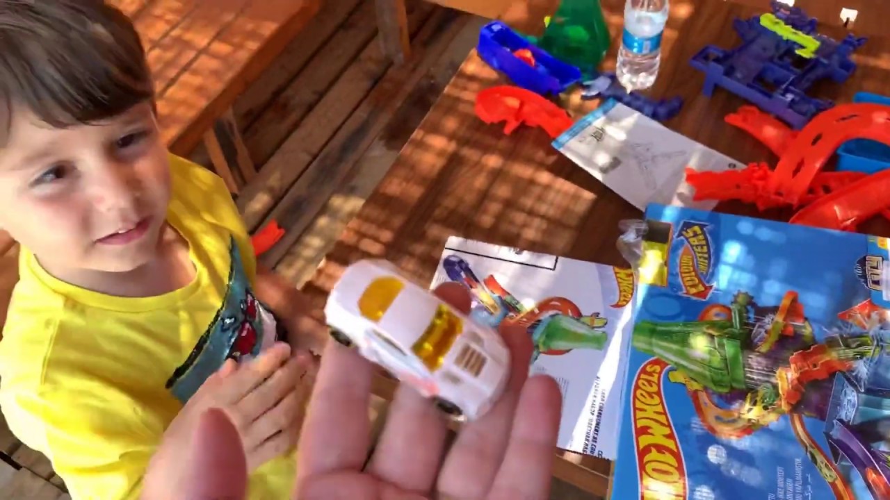 Yusuf ve Fatih Selim hothweels colour shifters setini açtı.Ama arabanın rengi bir türlü değişmedi😢