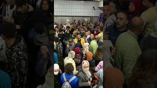 زحام وتكدس شديد بمحطات مترو الانفاق اليوم بعد توقف القطارات اكثر من ساعتين