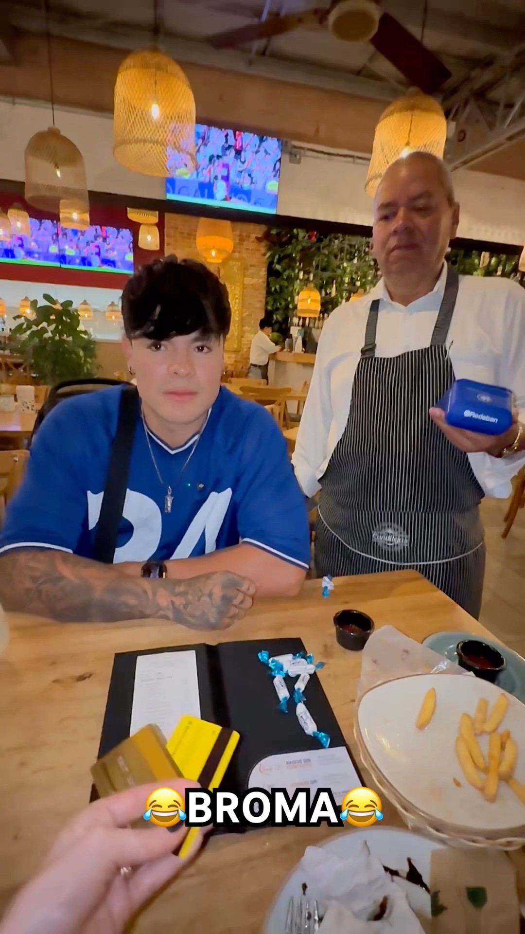 ADRI ME HACE UNA BROMA EN EL RESTAURANTE??