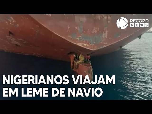 Uma Jovem Fica No Leme Do Navio E Olha Para A Bússola, Escapar Do