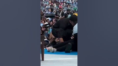 Aksi Sigap Mayor Teddy Bantu Relawan Yang Pingsan Di Kampanye Prabowo Gibran