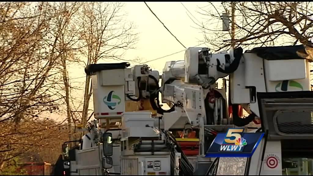 Worker shocked while trying to repair power lines - YouTube