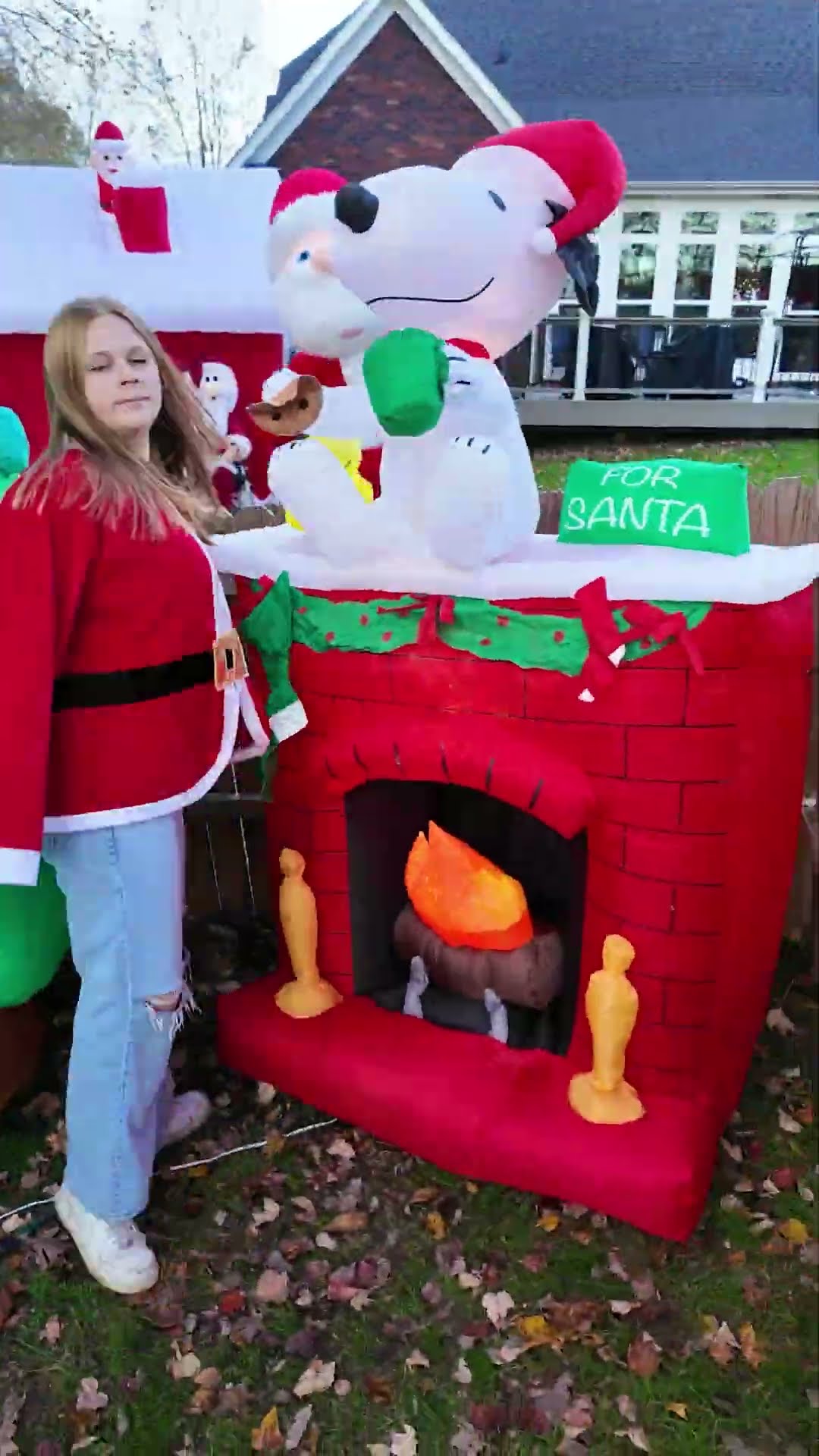 Assistant Searches for the Giant Santa in Holiday Town #FamilyFun #christmasactivities