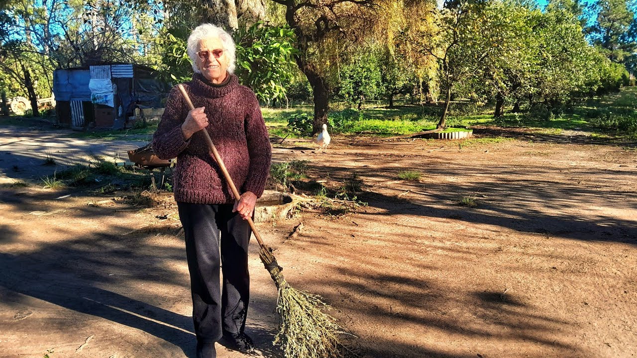 ABUELITA de 85 años vive completamente SOLA en medio del CAMPO | 