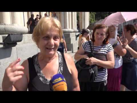 ლადო მესხიშვილის თეატრის წინ შეკრებილი მოსახლეობა პრემიერთან შეხვედრას ითხოვდა