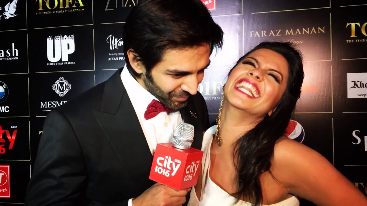 Kartik Aaryan on the TOIFA 2016 Gold Carpet with City 1016 