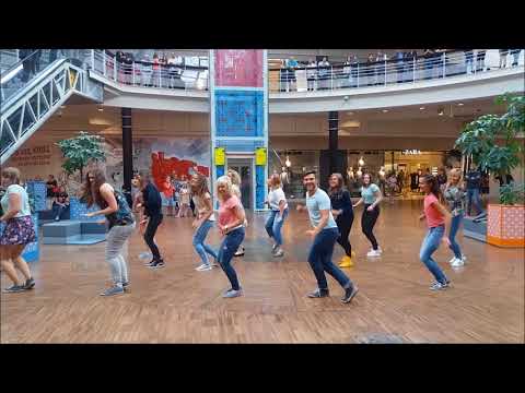 Wideo: Dziewczyna Uruchomiła Flash Mob I Stała Się Sławna