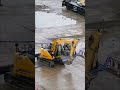 ユンボのキャタピラでホースを踏み潰さない様に慎重にユンボを浮かせて移動する!!