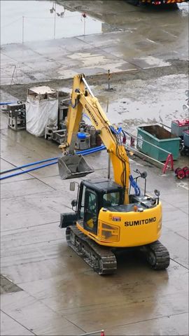ユンボのキャタピラでホースを踏み潰さない様に慎重にユンボを浮かせて移動する!!