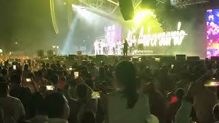 Elder Dayan Díaz con La orquesta Guayacán cantando en en la tarima del parque de la Leyenda 