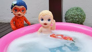 BABY ALIVE MENINO TOMANDO BANHO DE PISCINA PRA TIRAR FANTASIA CAT NOIR MINHA BONECA LADYBUG