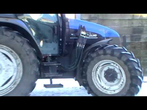 Feeding Cattle at -15C. NewHolland TS115 plus Snow...
