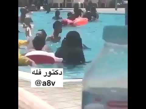 نزلت المسبح ب عبايتها وجا واحد فيها