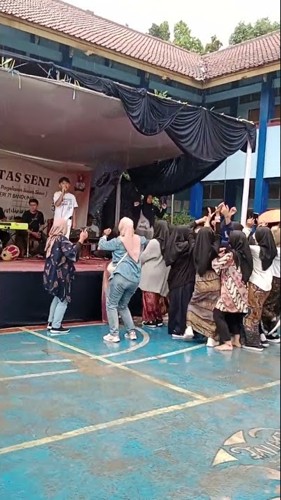 Jilbab pink bohay goyang hot di bawah guyuran hujan