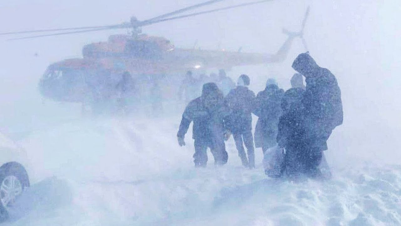 Спасатели доставали людей из снежных заносов на трассах Казахстана. Всего эвакуировано 400 человек