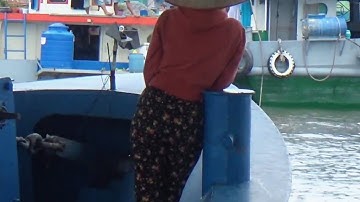 sự xuất hiện của chị gái khiến cho sà lan tuột cống