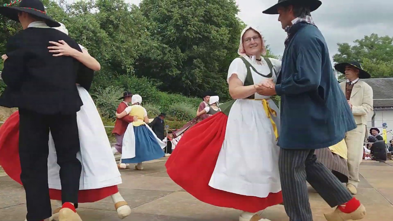 Danse folklorique avec Les Galvachers du Morvan à Corancy (1)
