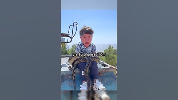 Cậu bé sợ hãi khi bị đặt một con trăn lên người #shorts