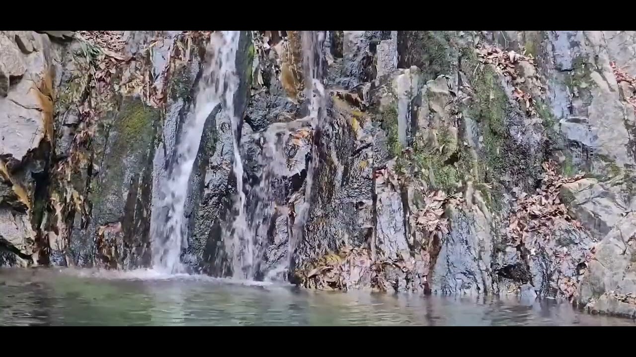 폭포에서 쏟아진 물줄기 하얀 포말을 일으키며 바위에 부딪혀 노래를 합니다. ASMR 