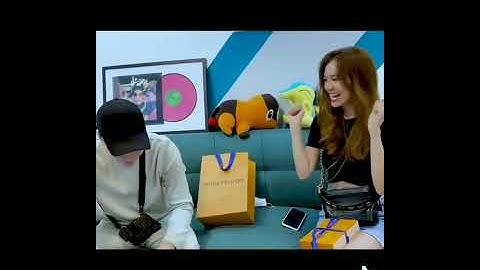 Những cái ôm của ST Sơn Thạch và Ninh Dương Lan Ngọc