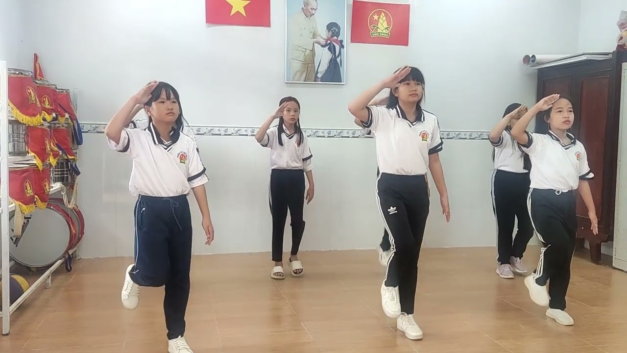 Tuổi nhỏ làm việc nhỏ