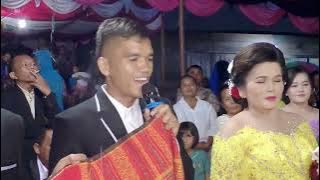 Mandok Hata Sian Ibotona Dan Menyanyikan Lagu 'Burju Marsimatua' Pernikahan Batak .
