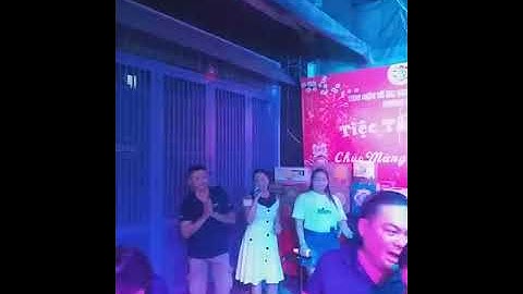 KHÁCH NỮ HÁT MỪNG TIỆC TẤT NIÊN QUANG ANH