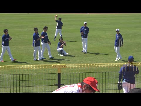 大きなフライをキャッチしたルイス通訳に惜しみない拍手を送る投手陣（笑） (2022/10/02)
