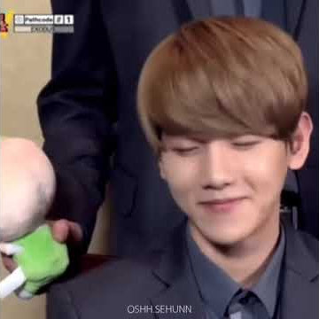 Everyone wants Baekhyun to hold hands.ㅋㅋㅋ