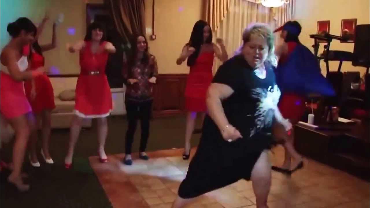 дикий танец зажигает. опозорилась на корпоративе. бабы на корпоративе. мама жжет на юбилее у папы. пьяные женщины на корпоративах.