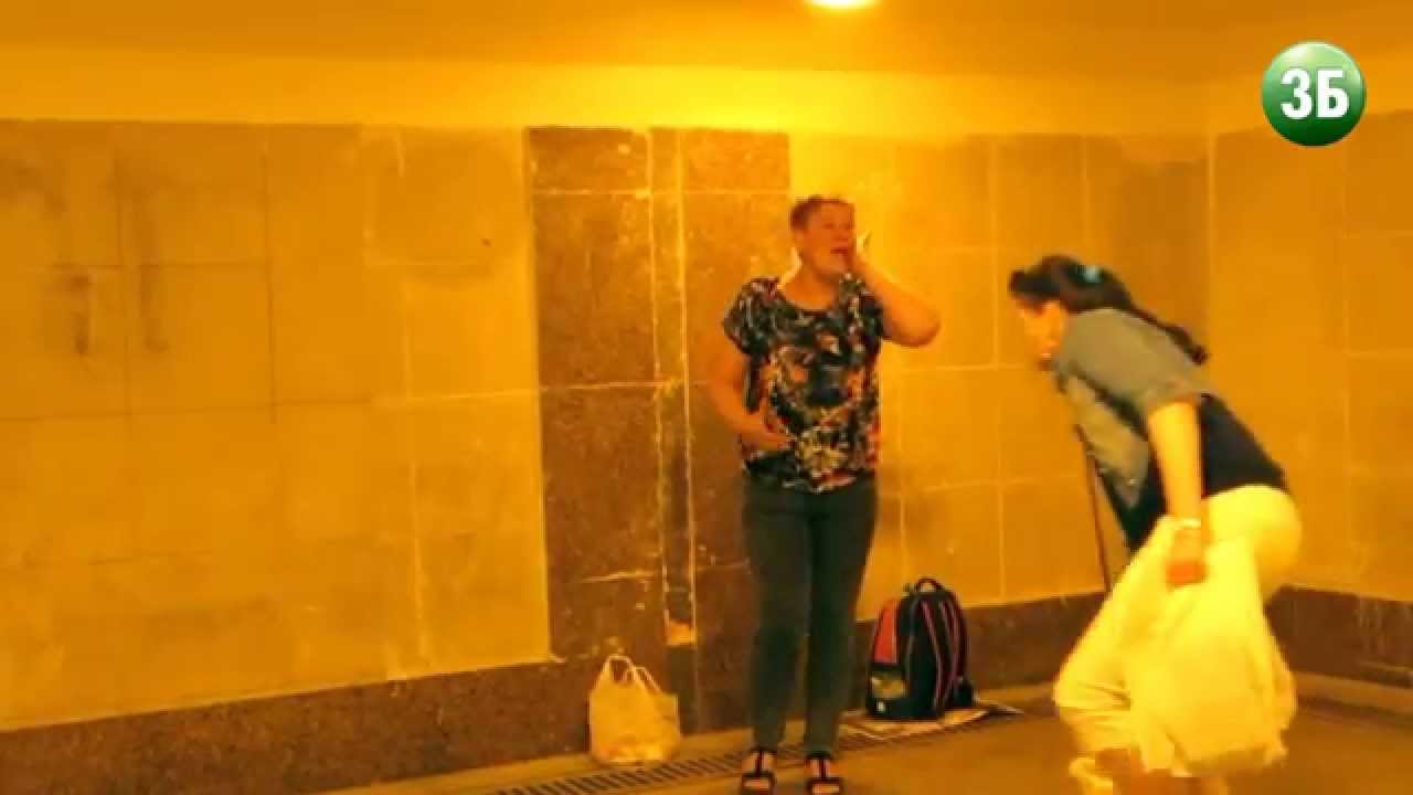 Прохожие сжалились над "Пугачевой" в подземном переходе в СВАО - YouTube