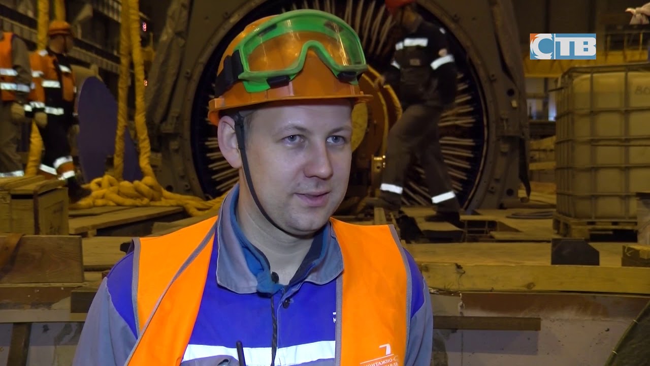 Заводка ротора в статор генератора турбины второго энергоблока ЛАЭС-2