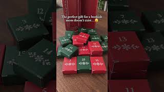 Why tiny books look this good on a Christmas tree 🥹📚 Comment ADVENT if you need one too.