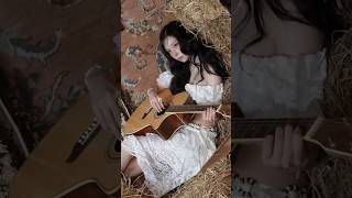 The Stable Girl Playing Guitar 🎸🕊️| GREETINGS BEHIND ＃aespa ＃shorts ＃winter ＃윈터 ＃에스파 @QBonitchua