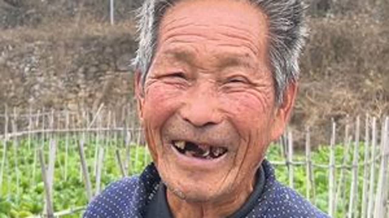 遇到一位勤劳善良的爷爷 愿我一点点力所能及的事情能给老人们带来些温暖和快乐#下乡理发 #传递善良传递爱 #记录农村真实生活 #勤劳的农村人 #做有意义的事