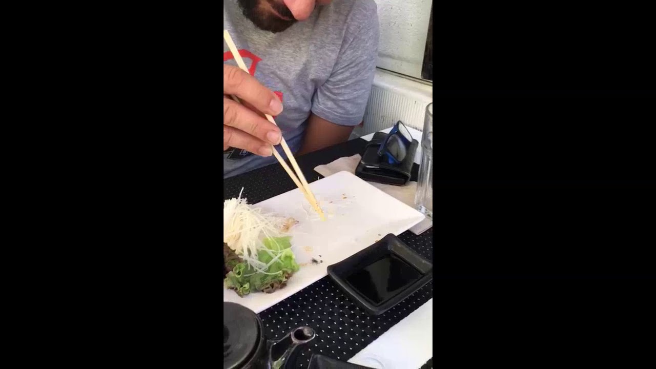 Ninja catches a fly with chopsticks (Ninja apanha uma mosca com os