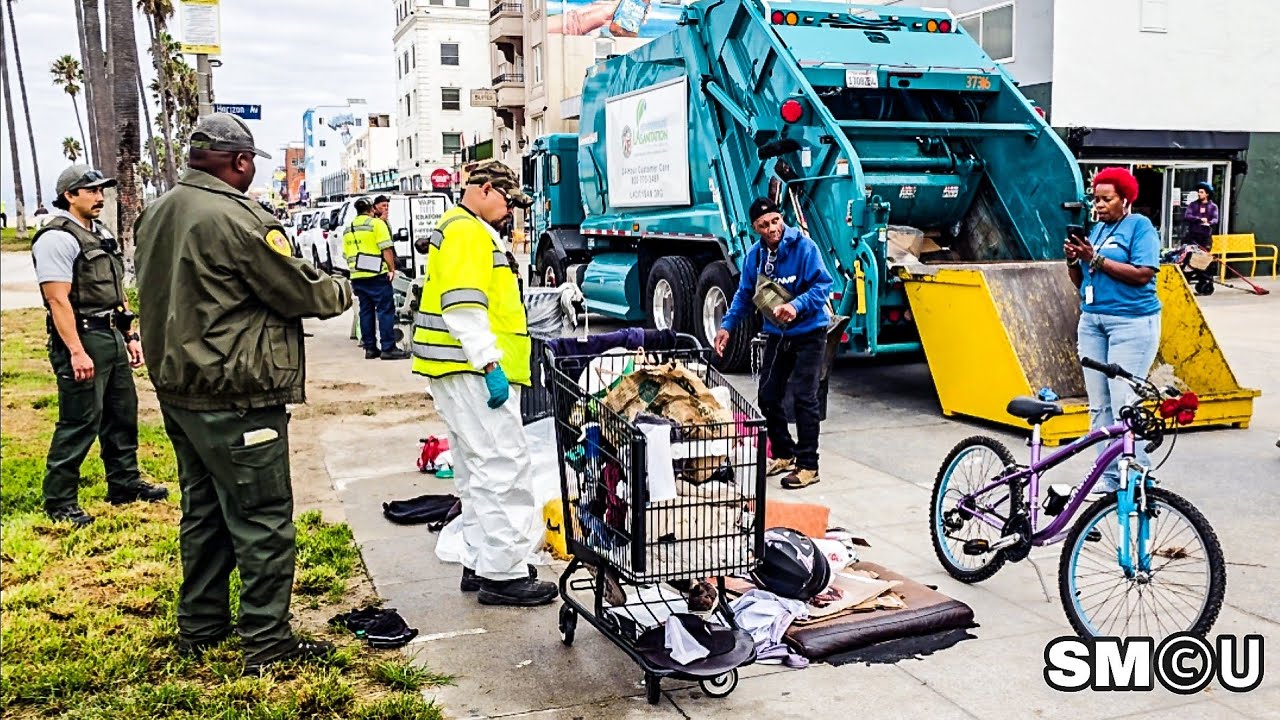 𝗛𝗢𝗠𝗘𝗟𝗘𝗦𝗦 𝗦𝗪𝗘𝗘𝗣: Park Rangers Oversee Morning Cleanup Operation on Venice Beach