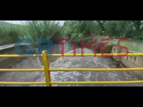 Χαλκιδική: Ορμητικό ποτάμι κάτω από τη γέφυρα στην παραλία της Συκιάς