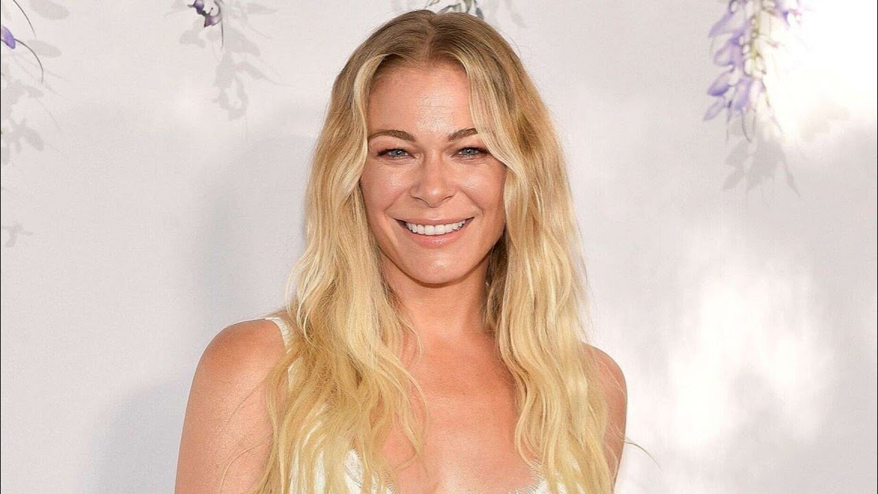 LeAnn Rimes shares 'unabashedly honest' photos of her psoriasis