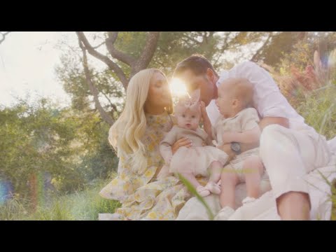 Смотреть клип Paris Hilton & Sia - Fame Won'T Love You