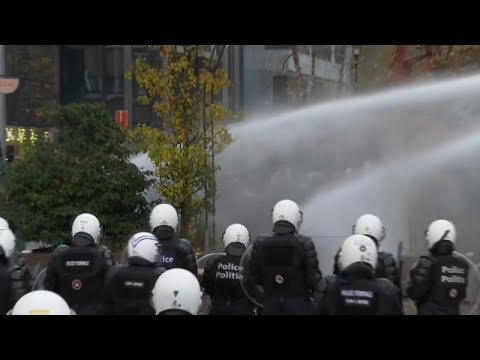 Бельгии делится на антиваксеров и их оппонентов