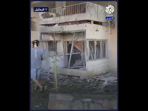 آثار الدمار في كرمئيل جراء سقوط صواريخ أطلقت من جنوب لبنان