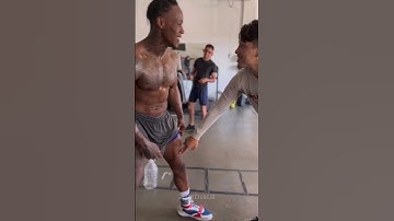 Boxer tries to take a leg kick 😂